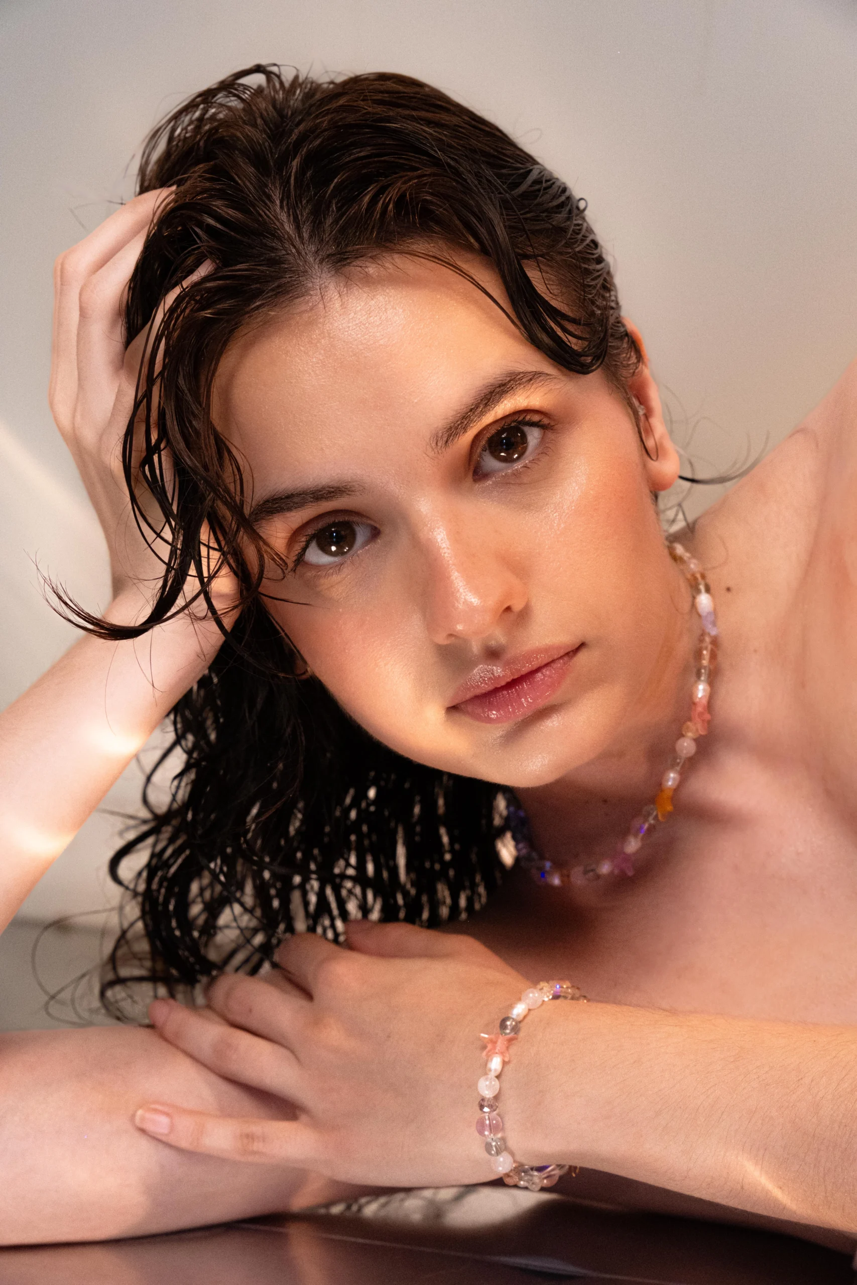 Bracelet Starfall en perles et pierres naturelles multicolores pastel avec charm étoile de mer rose, collection Mermaid Odyssée Bijoux