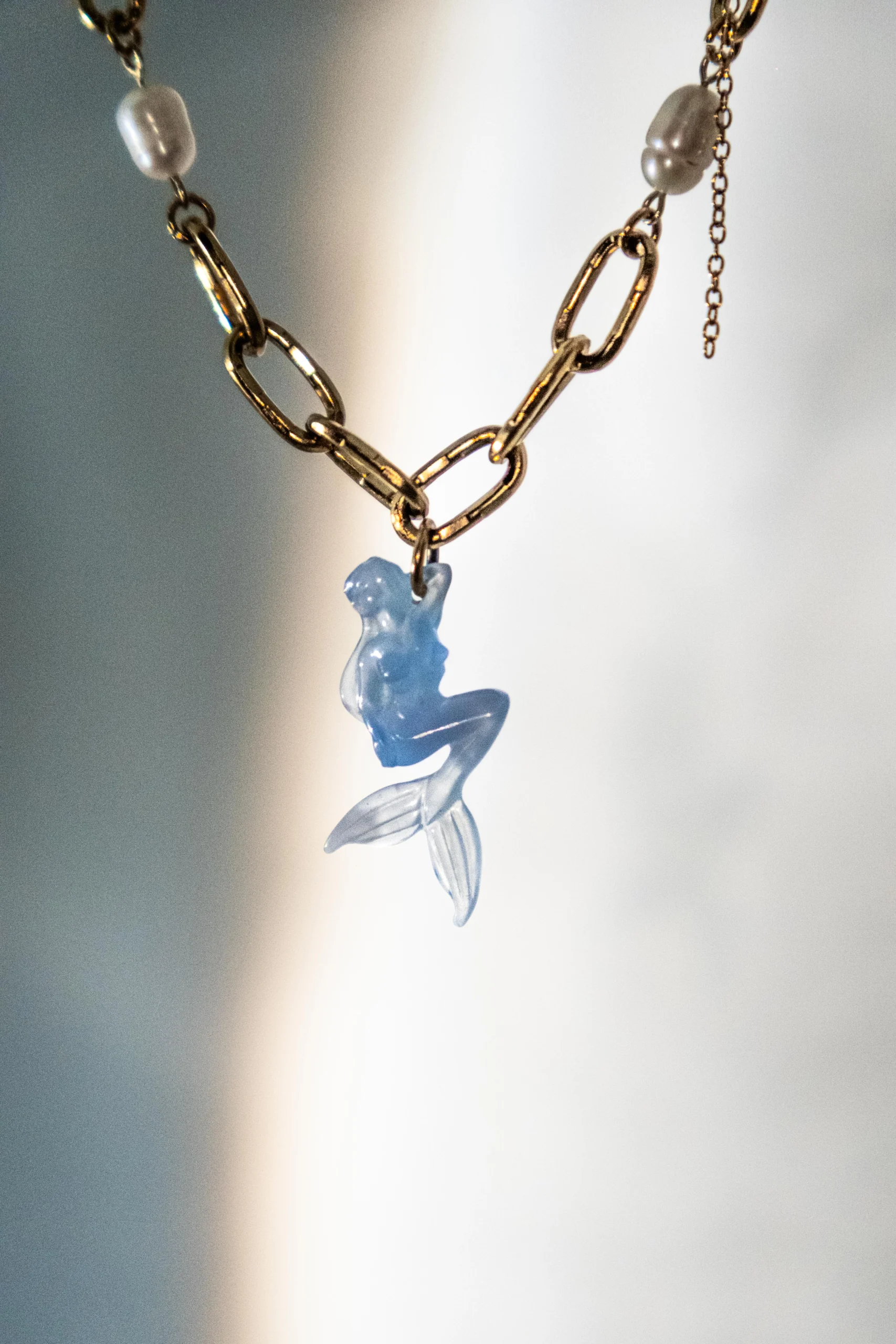Collier Bain de Minuit en chaîne argentée avec perles et charm sirène bleu, collection Mermaid Odyssée Bijoux