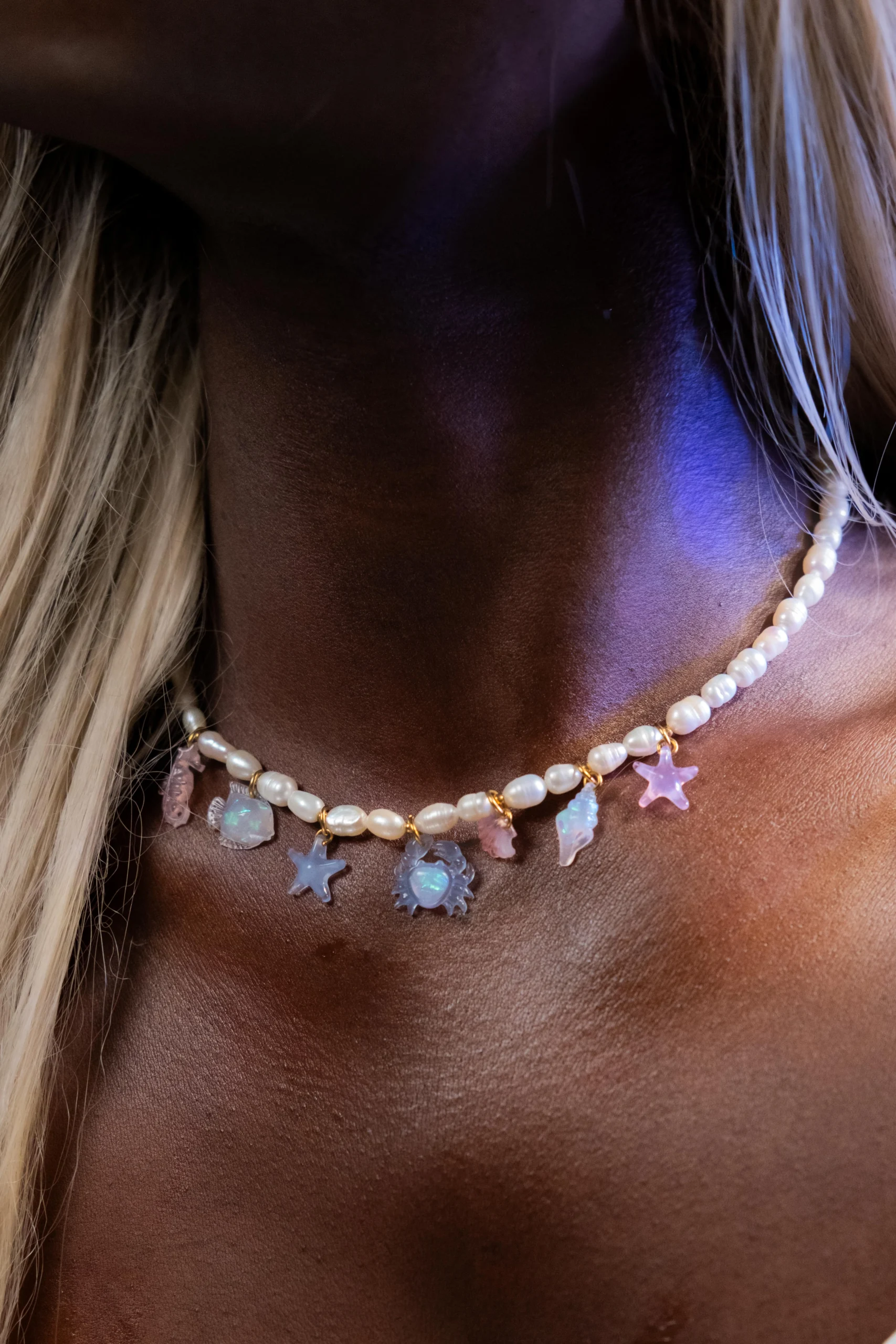 Collier Lagoon en perles d'eau douce avec charms marins hippocampe, étoiles de mer, crabe et coquillages aux tons pastel rose et bleu, collection Mermaid Odyssée Bijoux