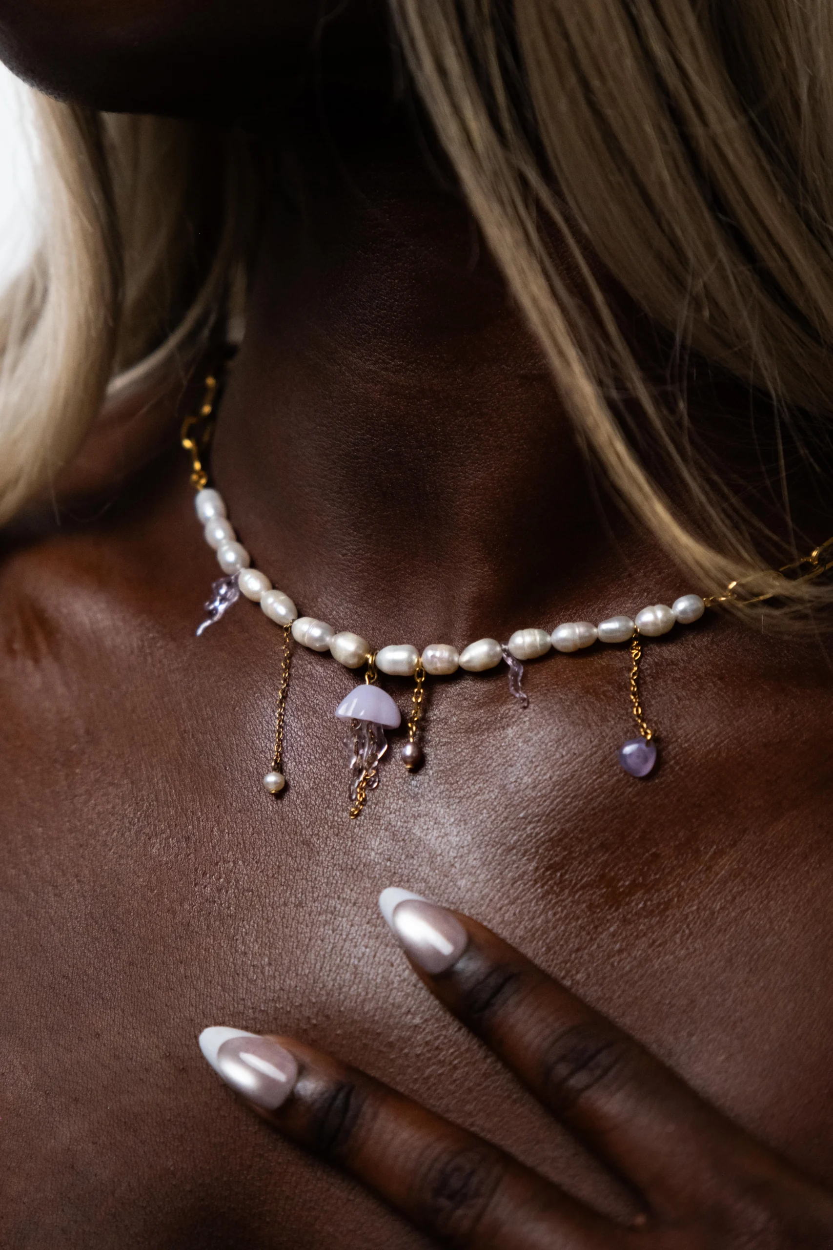 Collier méduse en grosse maille dorée avec perles d'eau douce et charm méduse violet à pendants, collection Mermaid Odyssée Bijoux