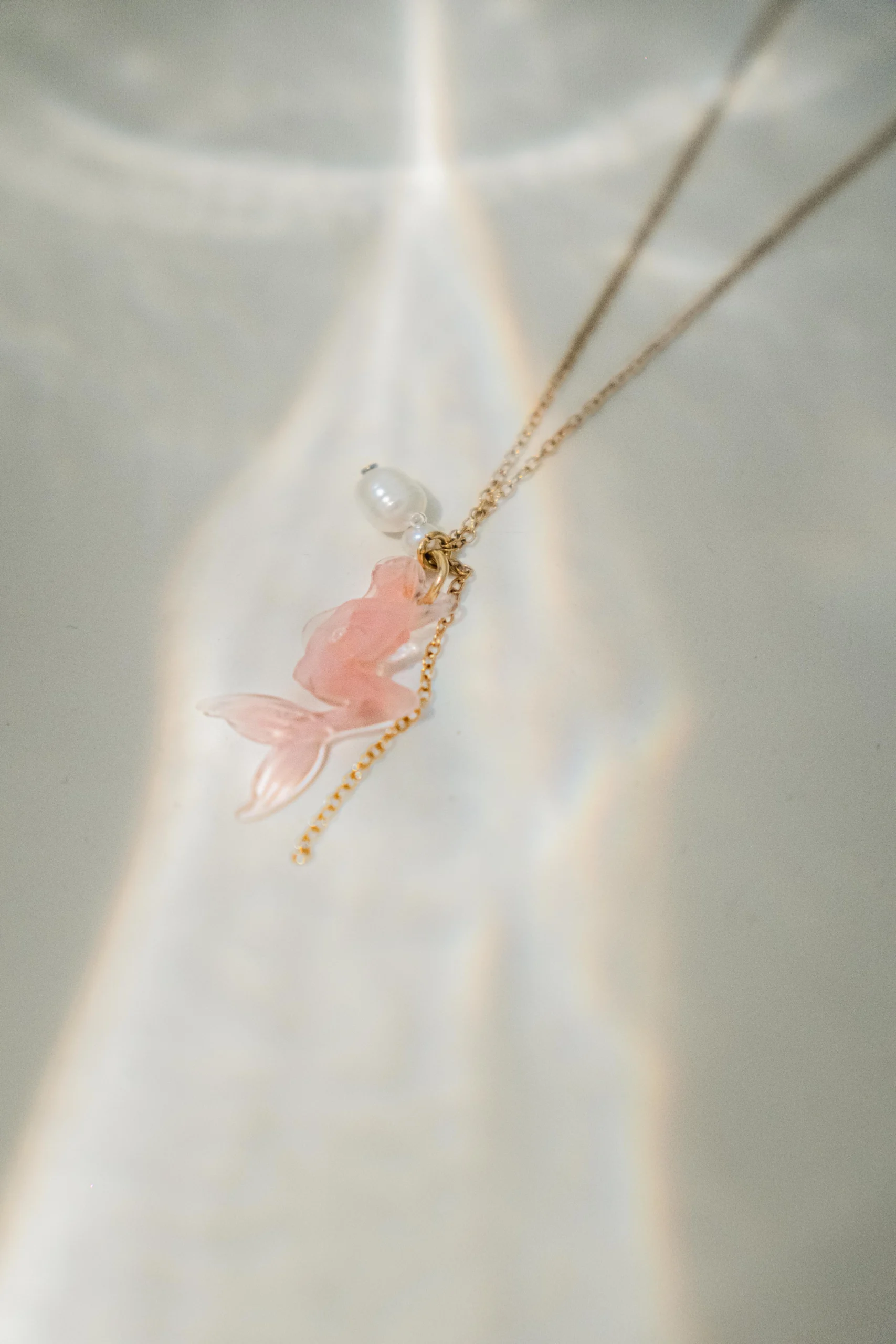 Collier Mermaid en fine chaîne dorée avec charm sirène rose et perle d'eau douce en pendentif, collection Mermaid Odyssée Bijoux
