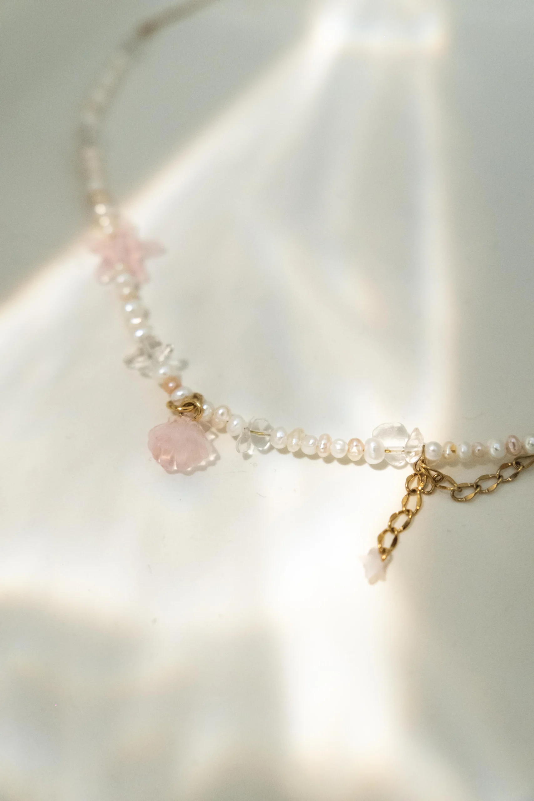 Collier Pink Tide en chaîne dorée avec perles d'eau douce, pierres naturelles et charms coquillage et étoile de mer rose, collection Mermaid Odyssée Bijoux