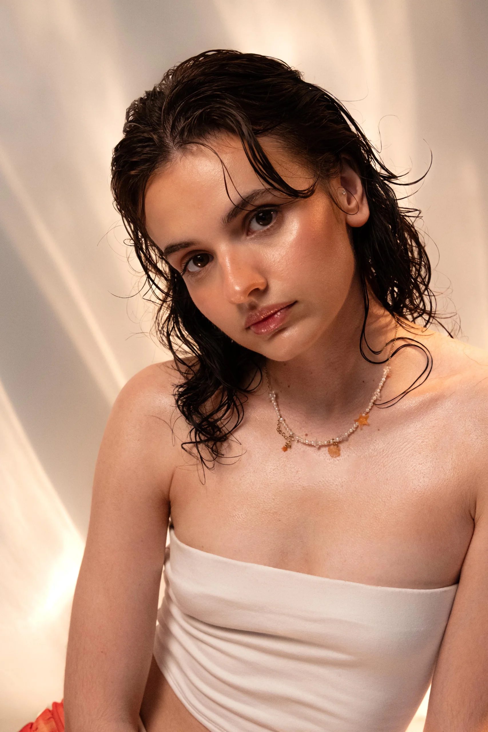 Collier Sand Tide en chaîne dorée avec perles d'eau douce, pierres naturelles et charms coquillage et étoile de mer abricot, collection Mermaid Odyssée Bijoux
