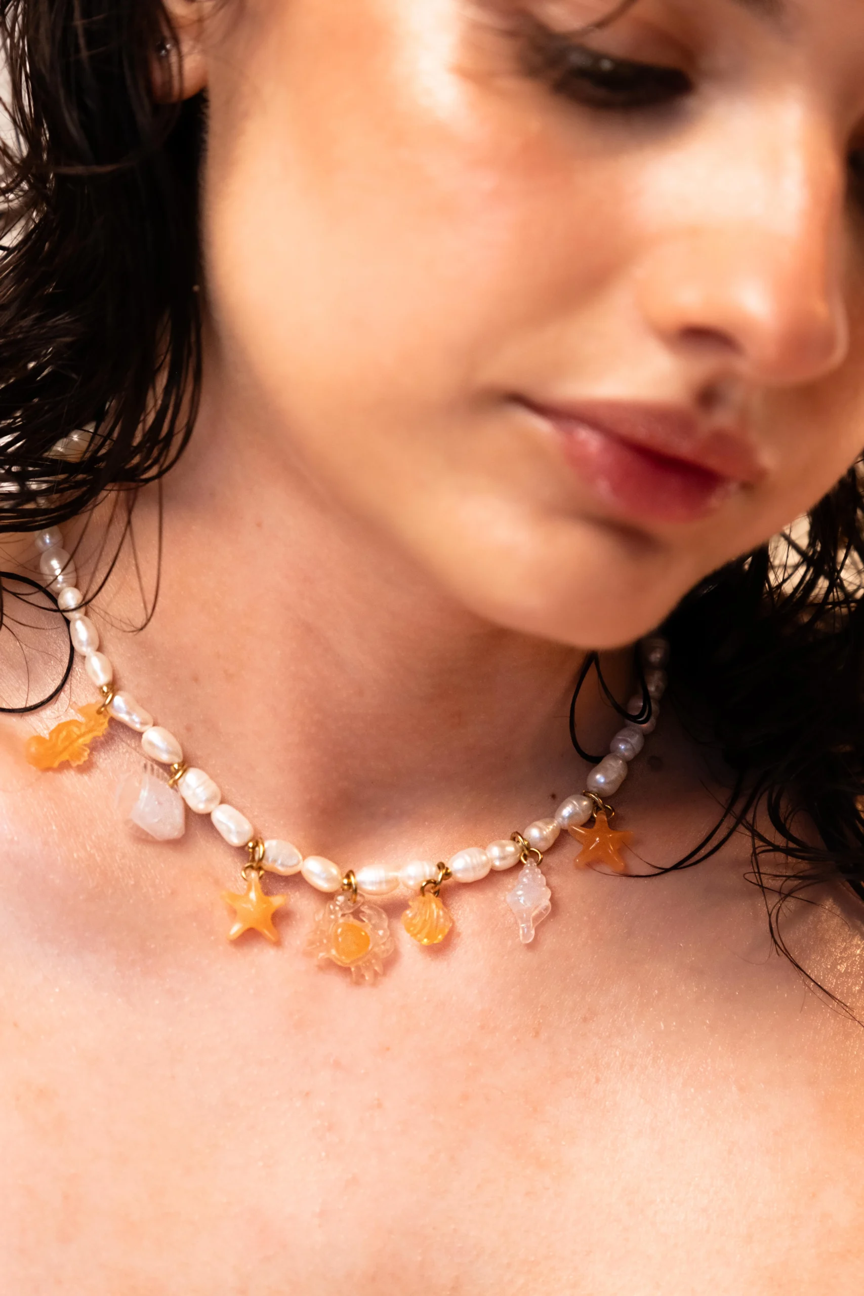 Collier Sunset en perles avec charms marins hippocampe, étoiles de mer, crabe et coquillages aux tons corail, collection Mermaid Odyssée Bijoux