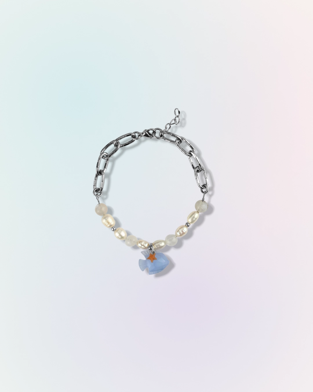 Bracelet Reef en maille argentée et perles avec pierres naturelles et charm poisson bleu, collection Mermaid Odyssée Bijoux