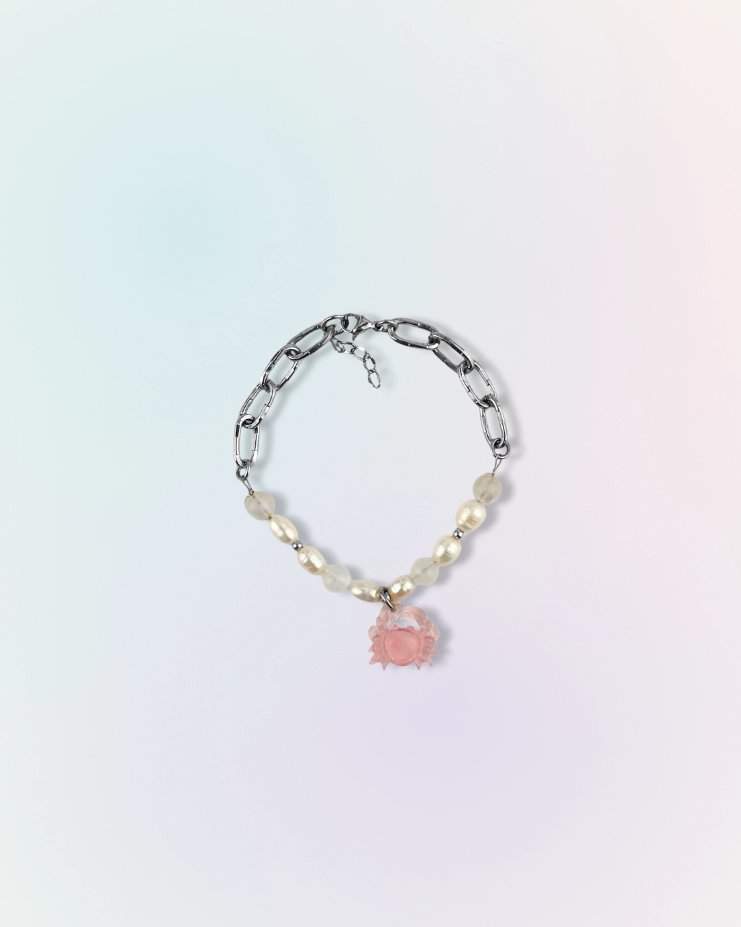 Bracelet Blush en perles et pierres naturelles avec charm crabe rose et chaîne argentée, collection Mermaid Odyssée Bijoux
