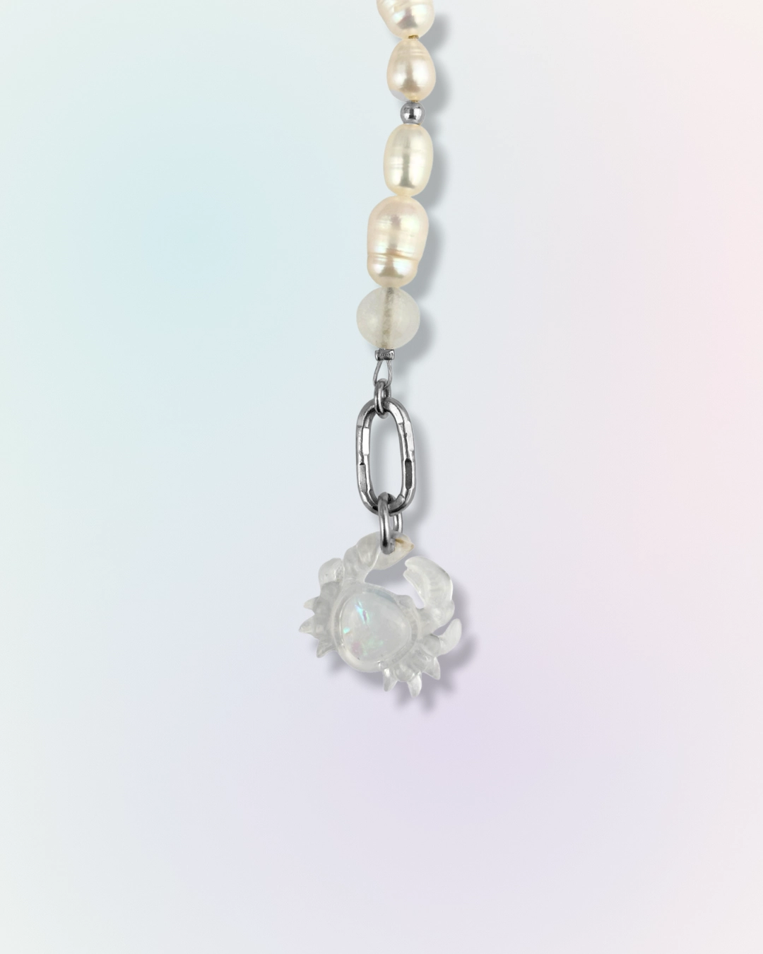 Chaîne de corps Moonlight en perles d'eau douces et pierres naturelles avec charm crabe effet opale et chaîne argentée, collection Mermaid Odyssée Bijoux