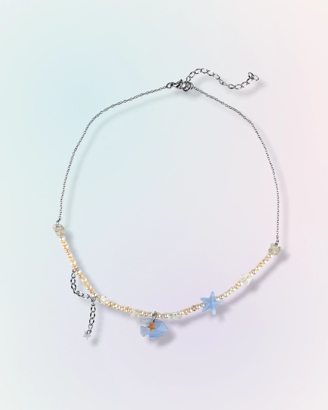 Collier Blue Tide en chaîne argentée avec perles d'eau douce, pierres naturelles et charms poisson et étoile de mer bleu, collection Mermaid Odyssée Bijoux
