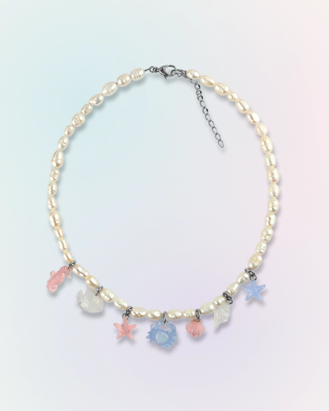 Collier Lagoon en perles d'eau douce avec charms marins hippocampe, étoiles de mer, crabe et coquillages aux tons pastel rose et bleu, collection Mermaid Odyssée Bijoux