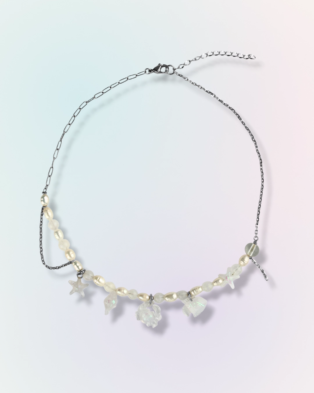Collier Midnight en chaîne argentée avec perles, pierres naturelles et charms marins translucides étoile de mer, crabe et coquillages, collection Mermaid Odyssée Bijoux