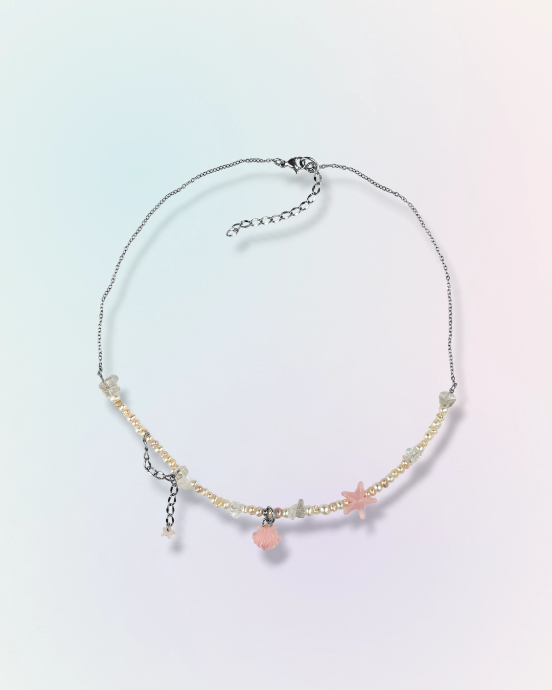 Collier Pink Tide en chaîne argentée avec perles d'eau douce, pierres naturelles et charms coquillage et étoile de mer rose, collection Mermaid Odyssée Bijoux