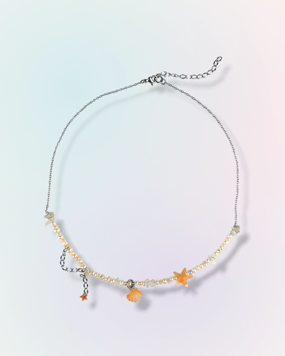 Collier Sand Tide en chaîne argentée avec perles d'eau douce, pierres naturelles et charms coquillage et étoile de mer abricot, collection Mermaid Odyssée Bijoux