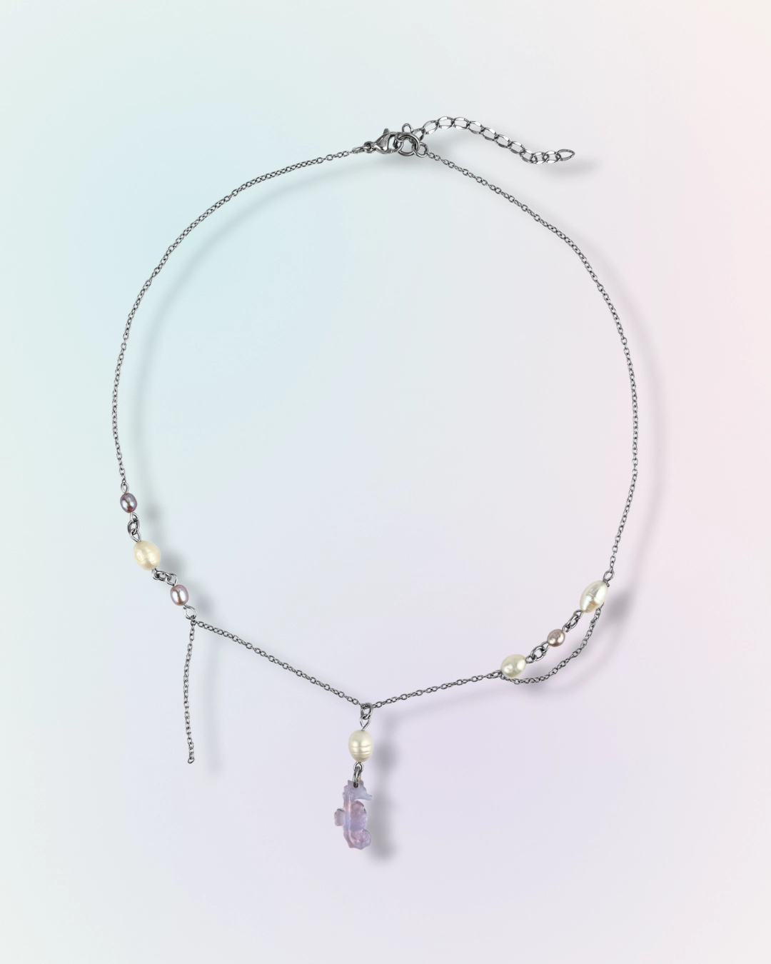 Collier Seahorse en chaîne argentée avec perles d'eau douce blanches et mauves et charm hippocampe violet, collection Mermaid Odyssée Bijoux