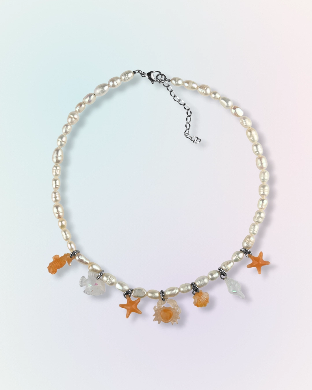 Collier Sunset en perles avec charms marins hippocampe, étoiles de mer, crabe et coquillages aux tons corail, collection Mermaid Odyssée Bijoux