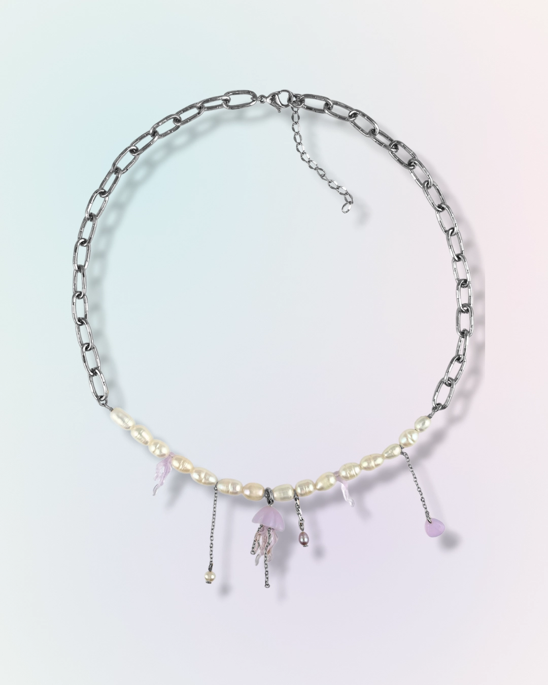 Collier méduse en grosse maille argentée avec perles d'eau douce et charm méduse violet à pendants, collection Mermaid Odyssée Bijoux