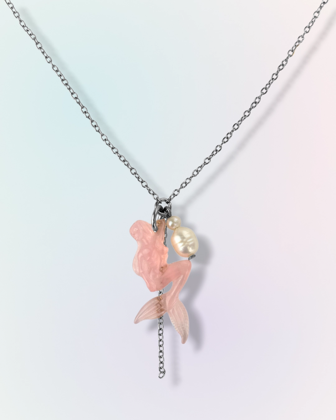 Collier Mermaid en fine chaîne argentée avec charm sirène rose et perle d'eau douce en pendentif, collection Mermaid Odyssée Bijoux