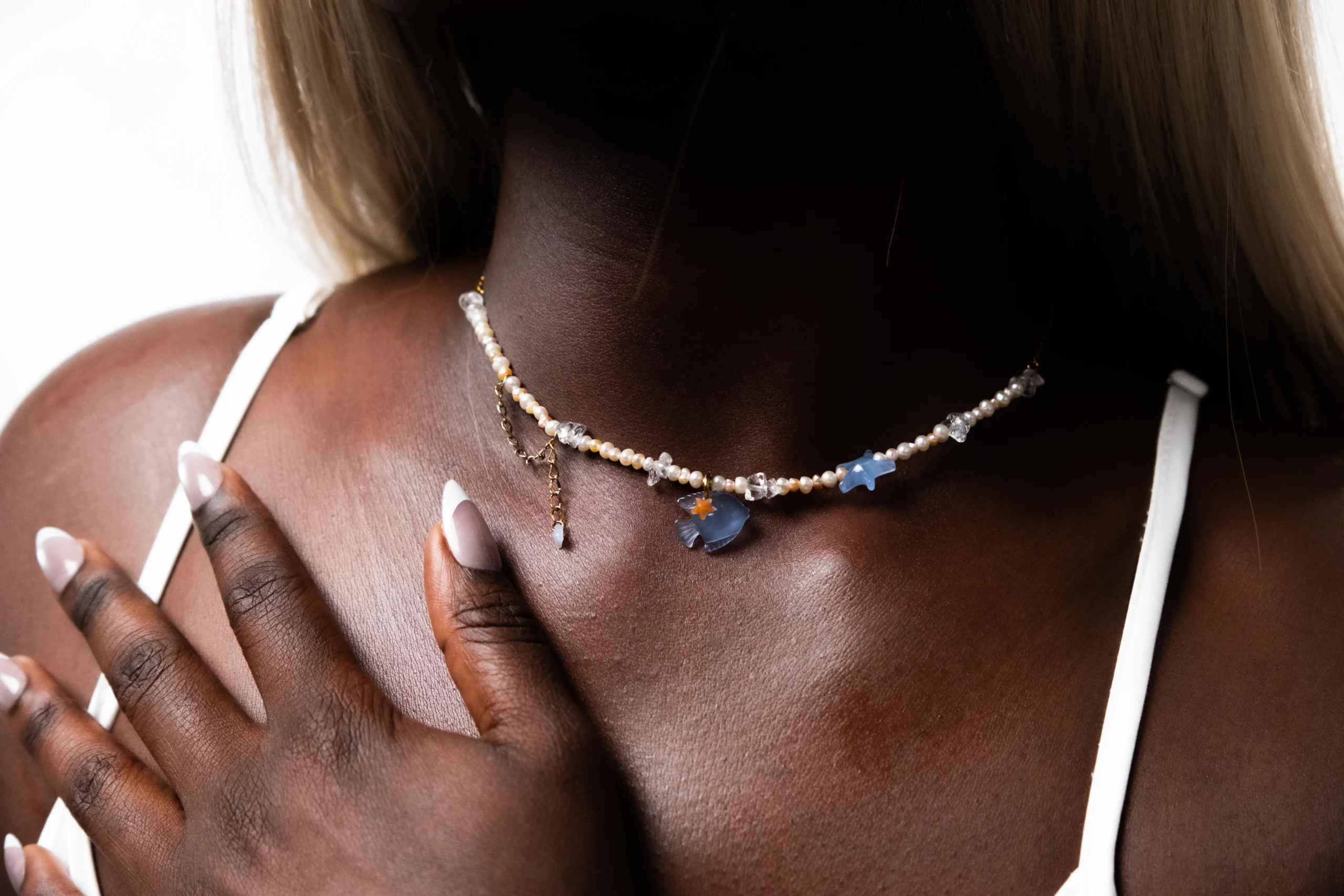 Collier Blue Tide en chaîne dorée æavec perles d'eau douce, pierres naturelles et charms poisson et étoile de mer bleu, collection Mermaid Odyssée Bijoux
