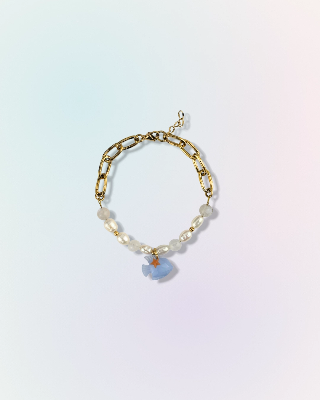 Bracelet Reef en maille dorée et perles avec pierres naturelles et charm poisson bleu, collection Mermaid Odyssée Bijoux
