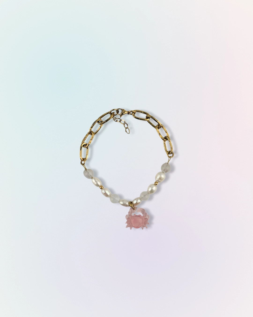 Bracelet Blush en perles et pierres naturelles avec charm crabe rose et chaîne dorée, collection Mermaid Odyssée Bijoux