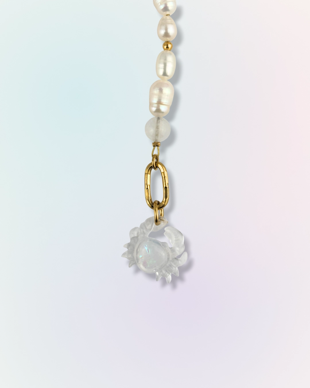 Chaîne de corps Moonlight en perles d'eau douces et pierres naturelles avec charm crabe effet opale et chaîne dorée, collection Mermaid Odyssée Bijoux
