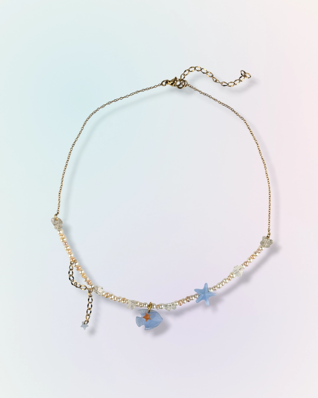 Collier Blue Tide en chaîne dorée æavec perles d'eau douce, pierres naturelles et charms poisson et étoile de mer bleu, collection Mermaid Odyssée Bijoux