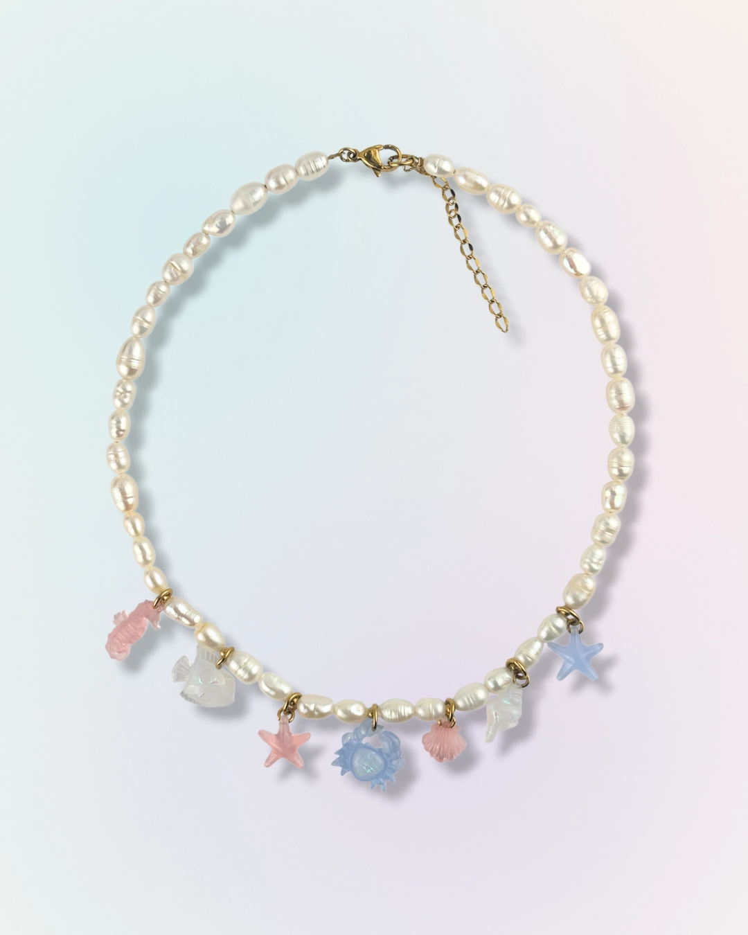 Collier Lagoon en perles d'eau douce avec charms marins hippocampe, étoiles de mer, crabe et coquillages aux tons pastel rose et bleu, collection Mermaid Odyssée Bijoux