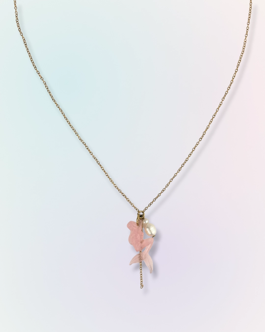 Collier Mermaid en fine chaîne dorée avec charm sirène rose et perle d'eau douce en pendentif, collection Mermaid Odyssée Bijoux