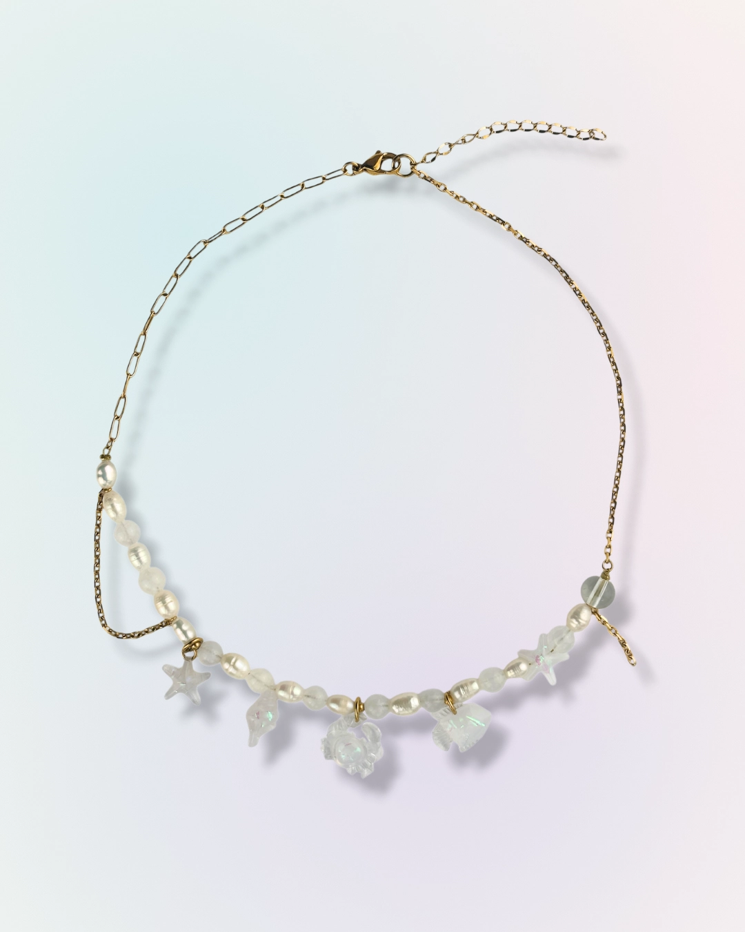 Collier Midnight en chaîne dorée avec perles, pierres naturelles et charms marins translucides étoile de mer, crabe et coquillages, collection Mermaid Odyssée Bijoux