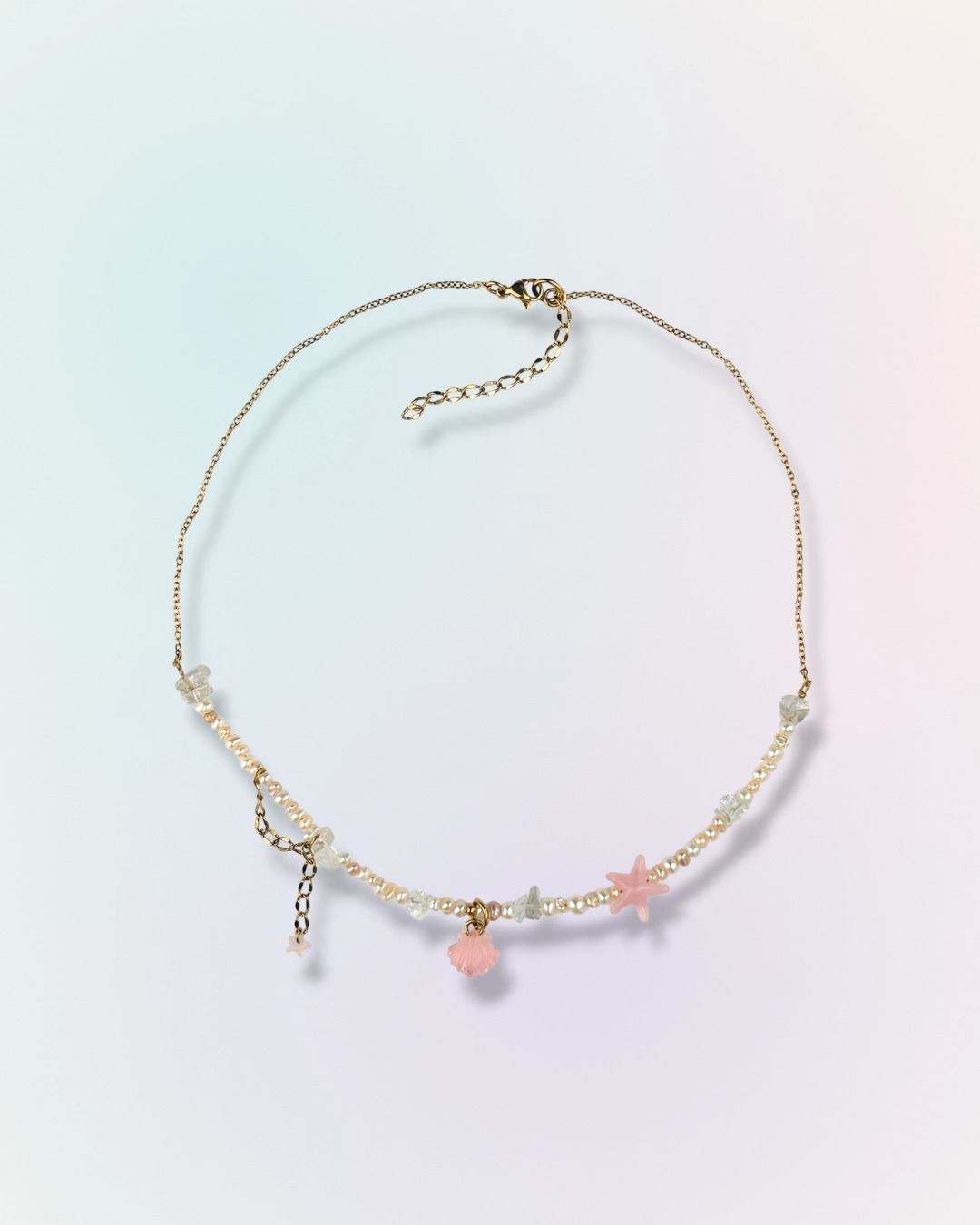 Collier Pink Tide en chaîne dorée avec perles d'eau douce, pierres naturelles et charms coquillage et étoile de mer rose, collection Mermaid Odyssée Bijoux