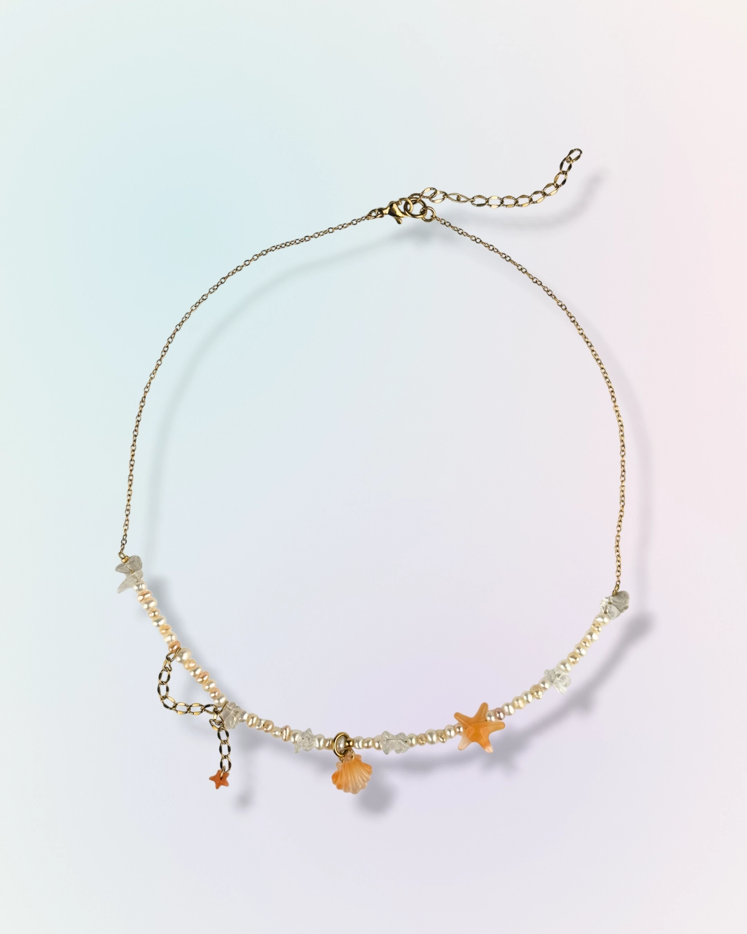 Collier Sand Tide en chaîne dorée avec perles d'eau douce, pierres naturelles et charms coquillage et étoile de mer abricot, collection Mermaid Odyssée Bijoux