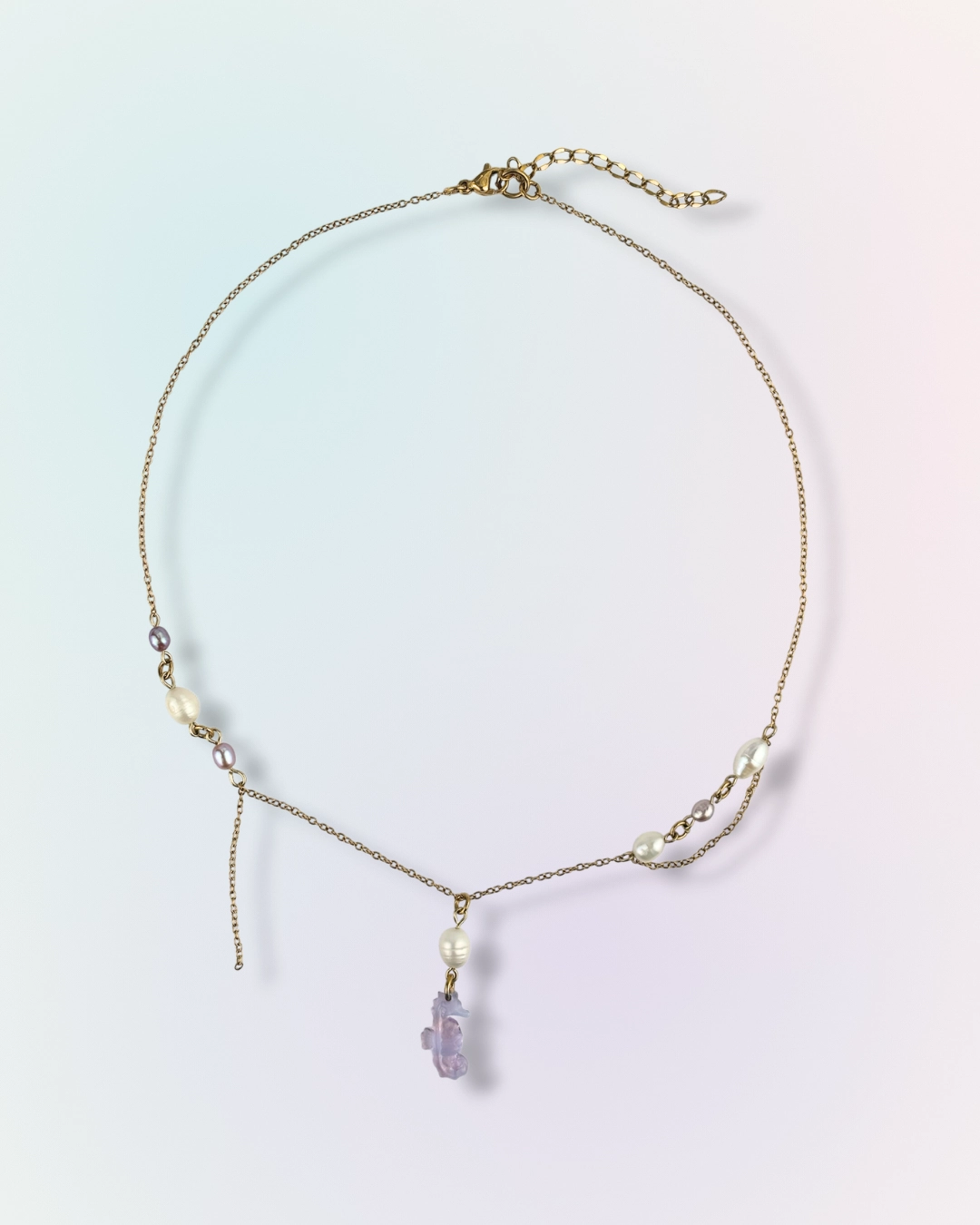 Collier Seahorse en chaîne dorée avec perles d'eau douce blanches et mauves et charm hippocampe violet, collection Mermaid Odyssée Bijoux