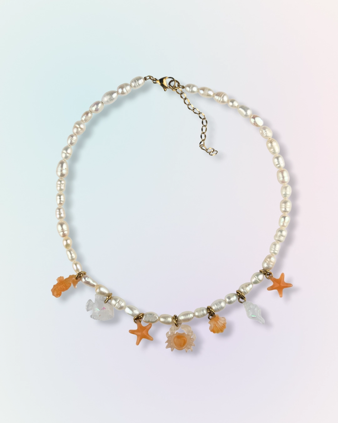 Collier Sunset en perles avec charms marins hippocampe, étoiles de mer, crabe et coquillages aux tons corail, collection Mermaid Odyssée Bijoux