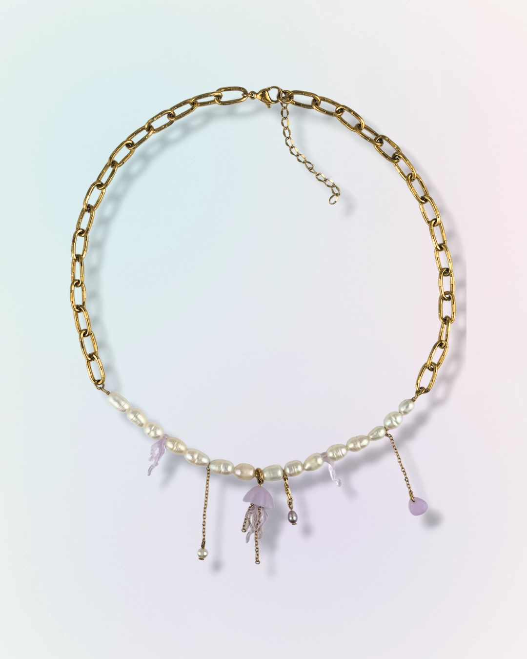 Collier méduse en grosse maille dorée avec perles d'eau douce et charm méduse violet à pendants, collection Mermaid Odyssée Bijoux