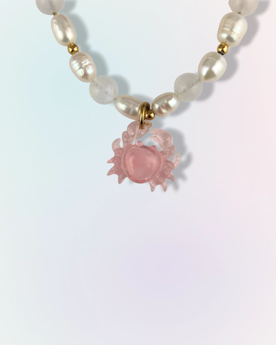 Bracelet Blush en perles et pierres naturelles avec charm crabe rose et chaîne dorée, collection Mermaid Odyssée Bijoux