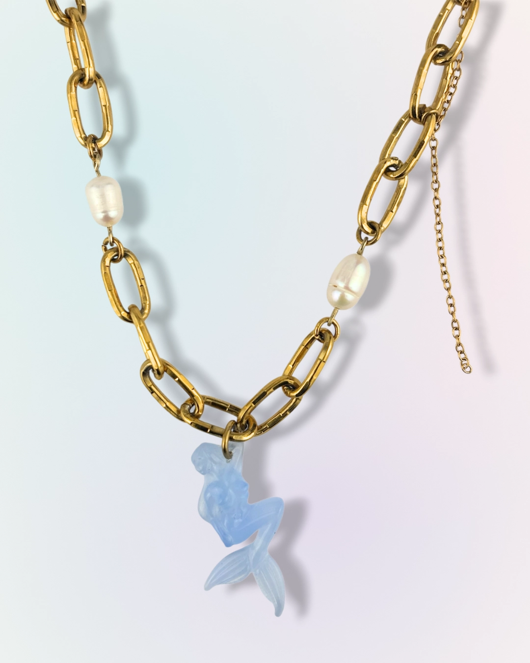 Collier Bain de Minuit en chaîne dorée avec perles et charm sirène bleu, collection Mermaid Odyssée Bijoux