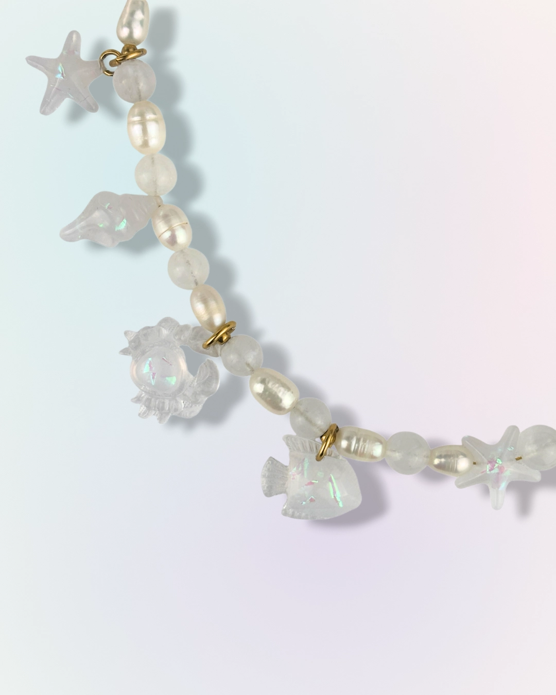 Collier Midnight en chaîne dorée avec perles, pierres naturelles et charms marins translucides étoile de mer, crabe et coquillages, collection Mermaid Odyssée Bijoux