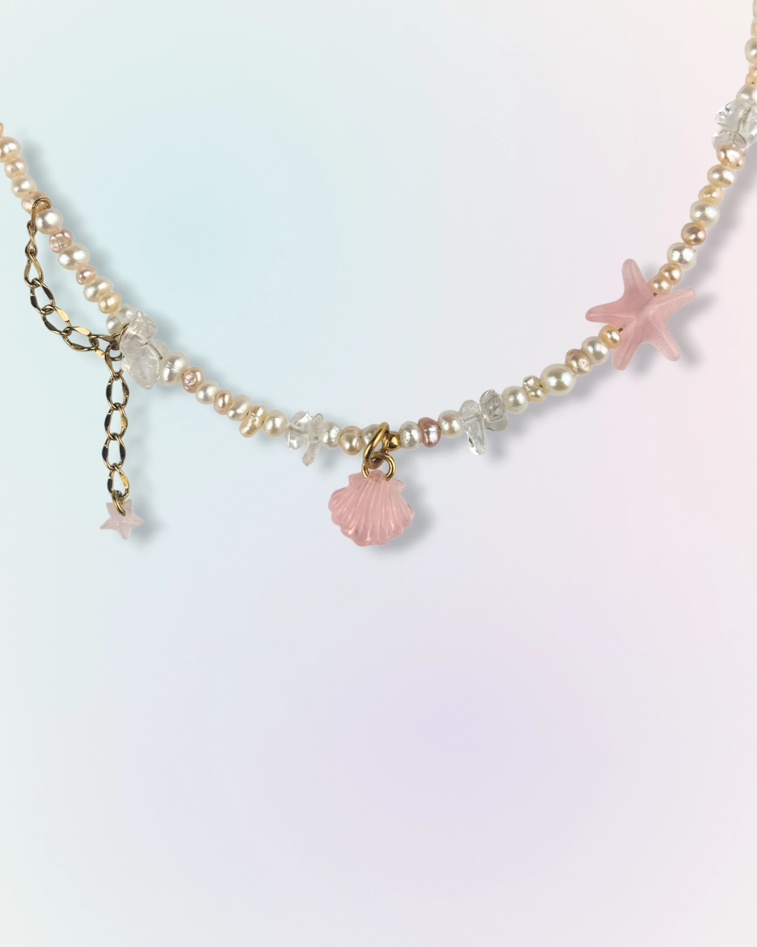 Collier Pink Tide en chaîne dorée avec perles d'eau douce, pierres naturelles et charms coquillage et étoile de mer rose, collection Mermaid Odyssée Bijoux