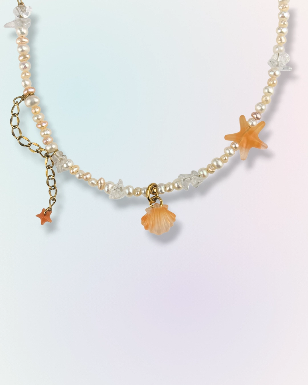 Collier Sand Tide en chaîne dorée avec perles d'eau douce, pierres naturelles et charms coquillage et étoile de mer abricot, collection Mermaid Odyssée Bijoux