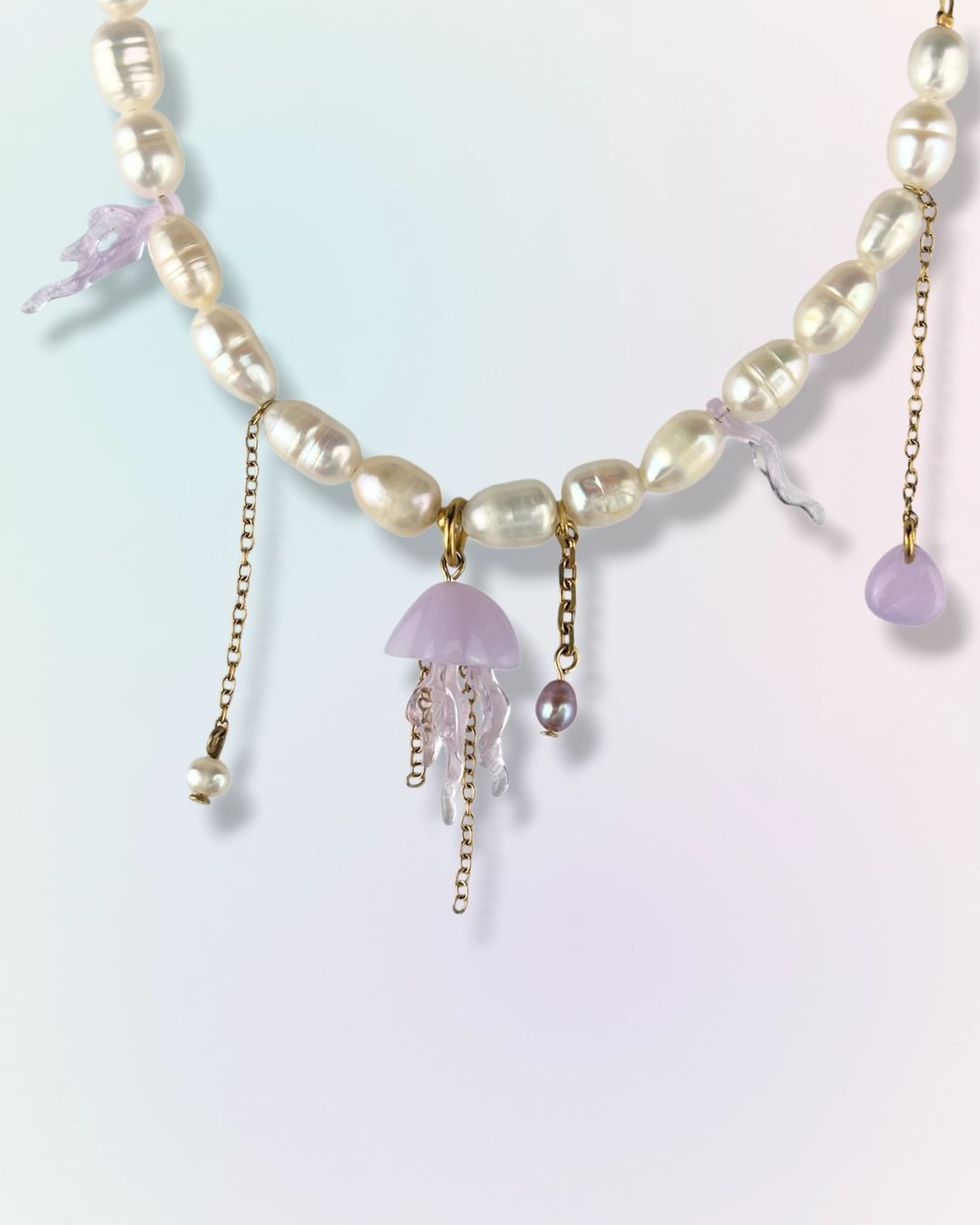 Collier méduse en grosse maille dorée avec perles d'eau douce et charm méduse violet à pendants, collection Mermaid Odyssée Bijoux