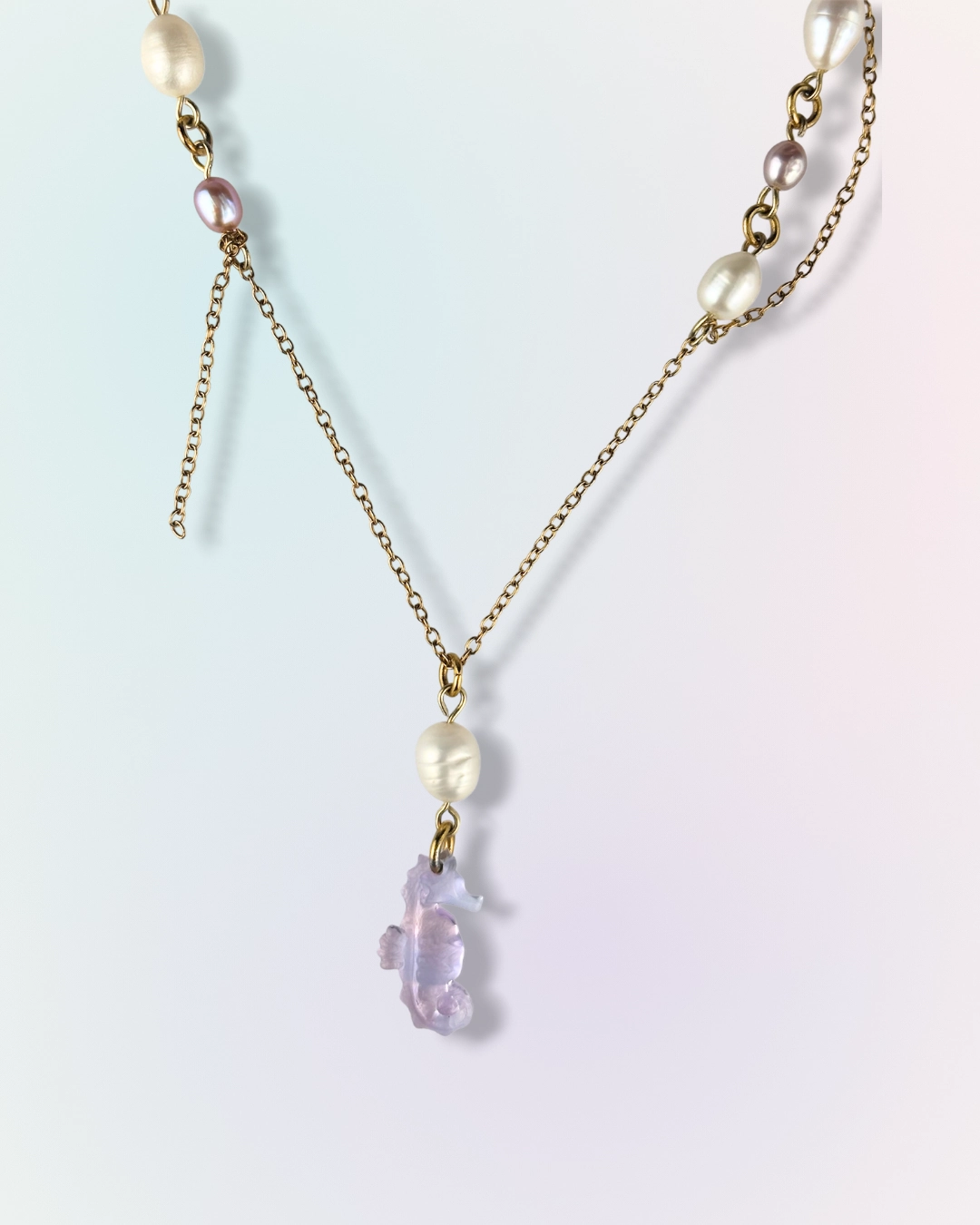 Collier Seahorse en chaîne dorée avec perles d'eau douce blanches et mauves et charm hippocampe violet, collection Mermaid Odyssée Bijoux
