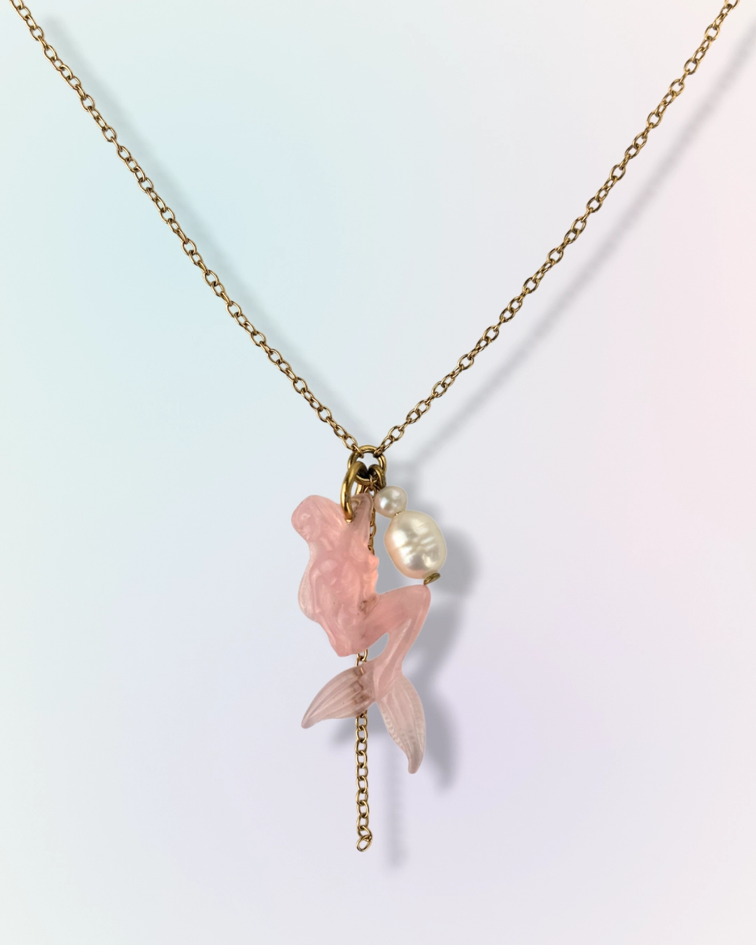 Collier Mermaid en fine chaîne dorée avec charm sirène rose et perle d'eau douce en pendentif, collection Mermaid Odyssée Bijoux