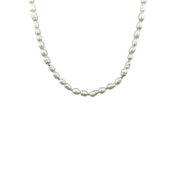 Collier en véritables perles d'eau douce.