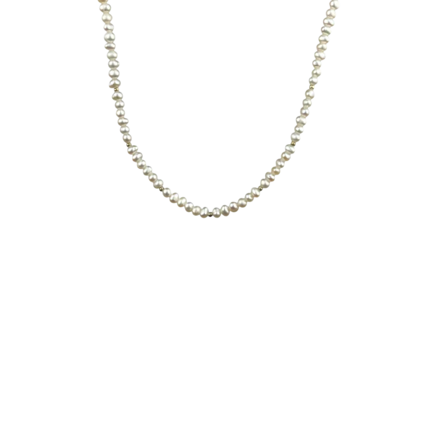 Collier en véritables petites perles d'eau douce.