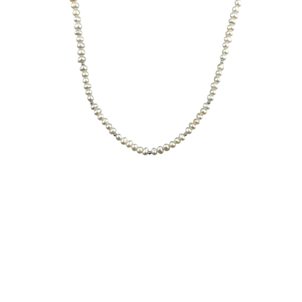 Collier en véritables petites perles d'eau douce.