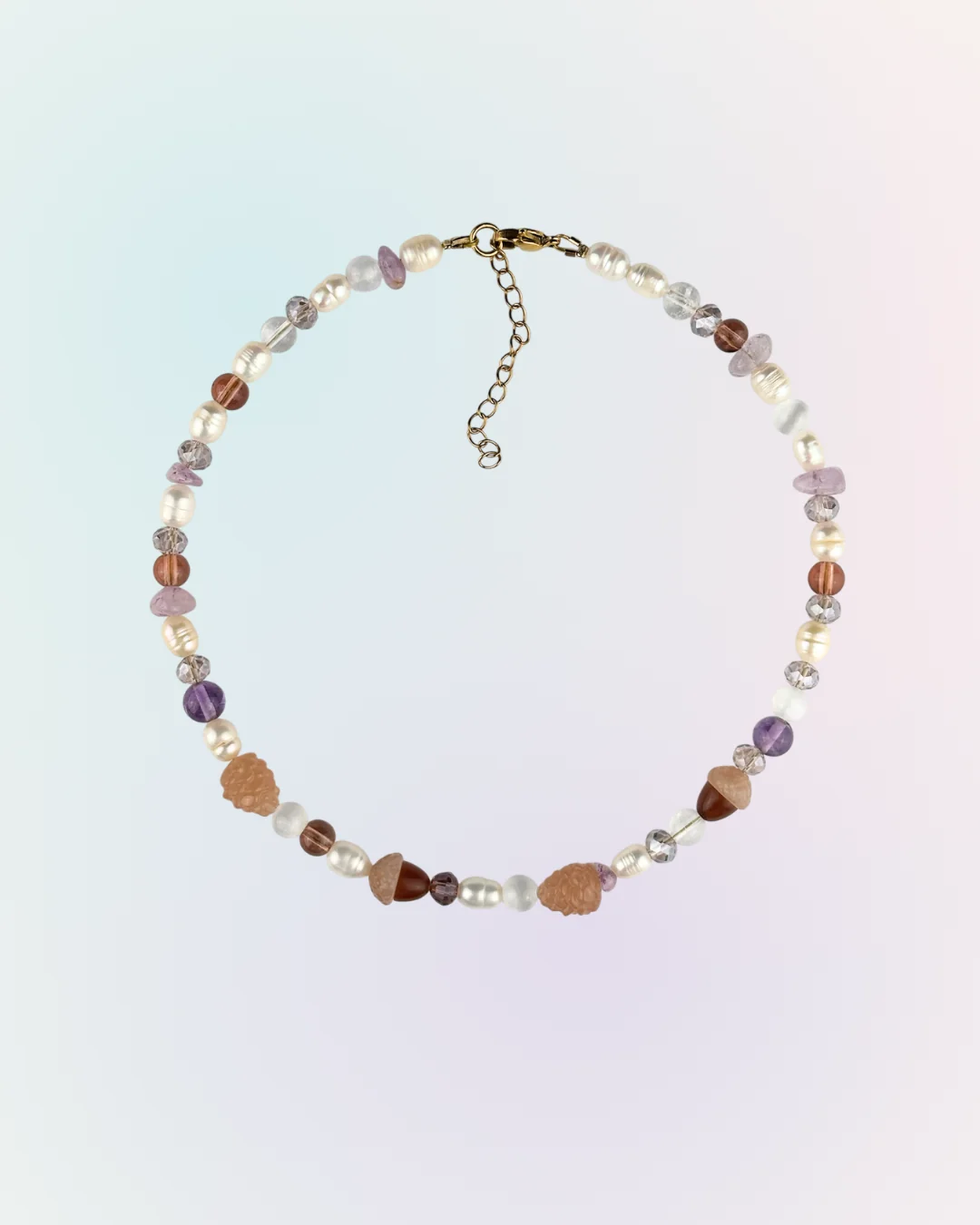 Collier Forêt d'automne doré présenté à plat : perles d'eau douce, améthyste, perles en verre, pierres de lune, glands et pommes de pin enfilés comme des perles, collection Remember October Odyssée Bijoux