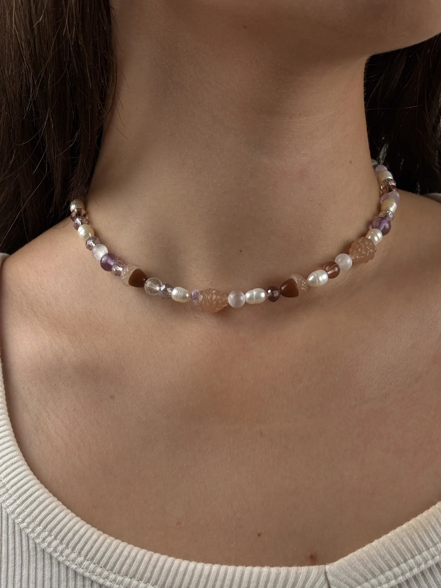 Collier Forêt d'automne porté ras du cou : perles d'eau douce, améthyste, glands et pommes de pin