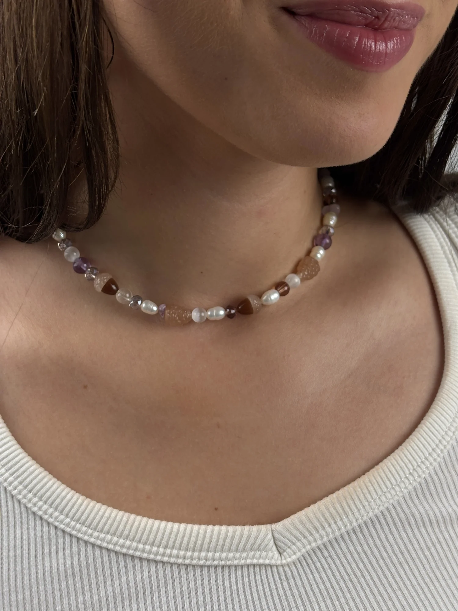 Collier Forêt d'automne porté de trois quarts sur un débardeur blanc