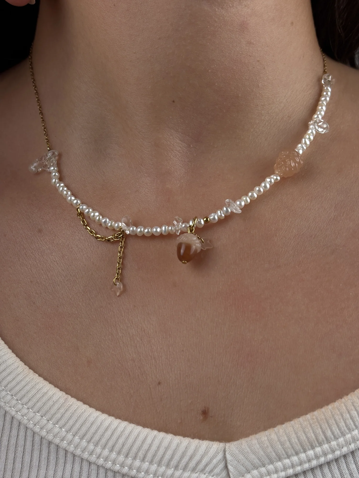 Collier Forêt doré porté de face : perles d'eau douce, charm gland et charm pomme de pin
