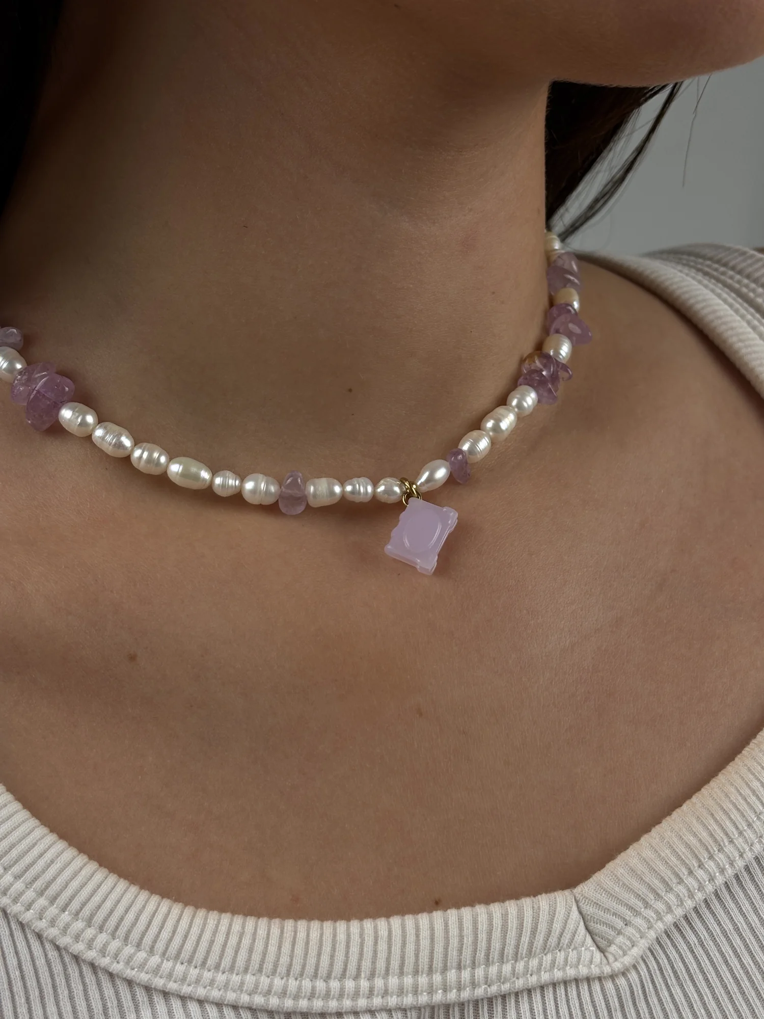 Collier Livre doré porté : perles d'eau douce, éclats d'améthyste et charm livre lilas, collection Remember October Odyssée Bijoux