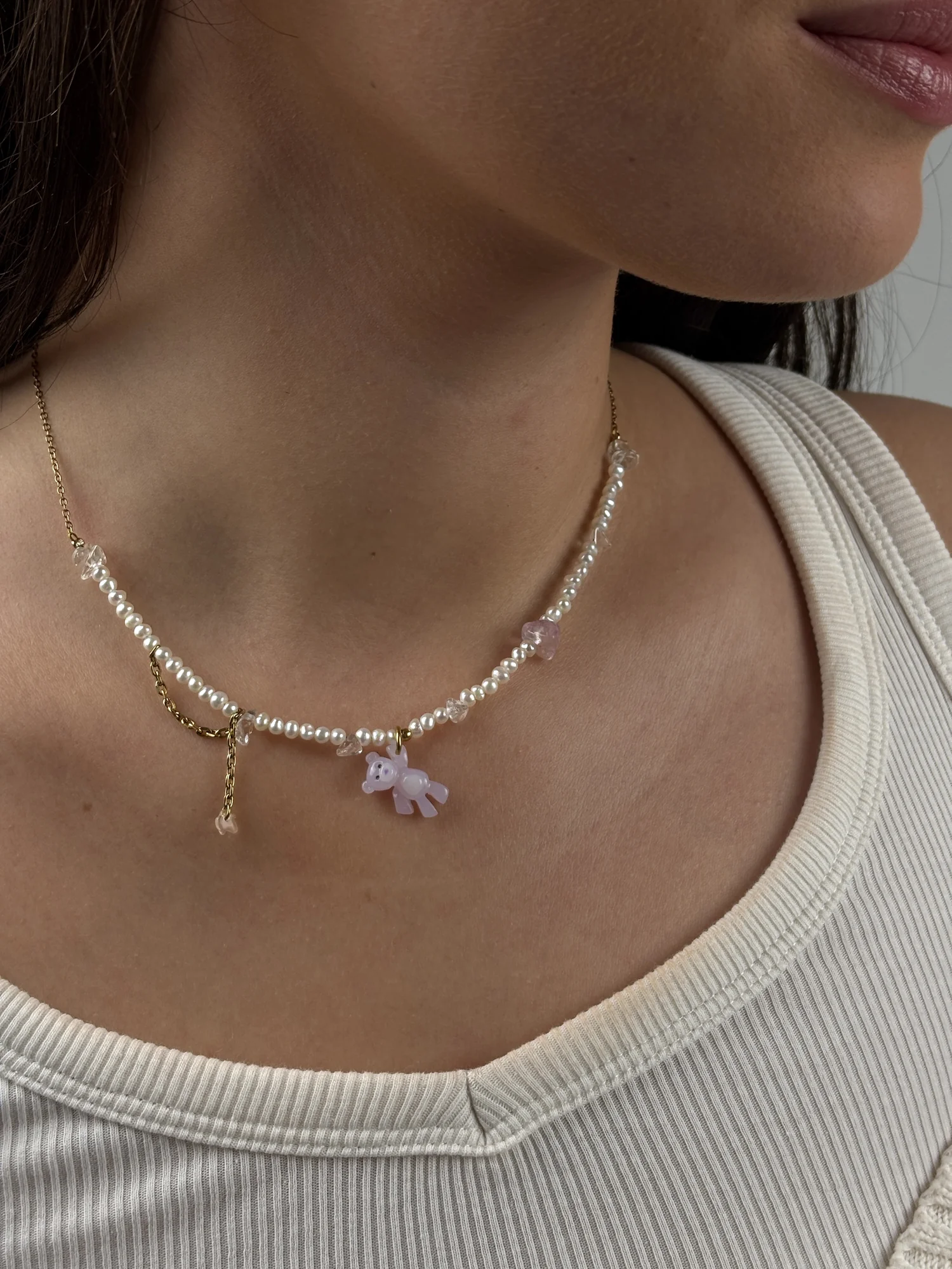 Collier Ourson Lilas doré porté : perles d'eau douce, améthyste et charm ourson lilas, collection Remember October Odyssée Bijoux